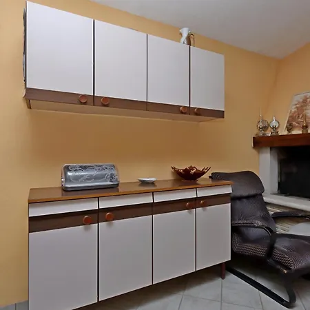 別荘 Secluded House With A Parking Space Dolenja Vas, Istria - Sredisnja Istra - 24528
