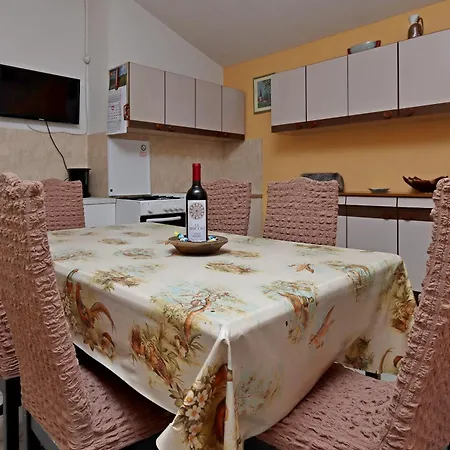 別荘 Secluded House With A Parking Space Dolenja Vas, Istria - Sredisnja Istra - 24528