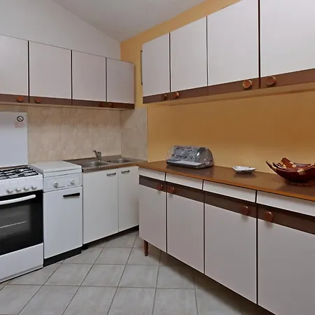 別荘 Secluded House With A Parking Space Dolenja Vas, Istria - Sredisnja Istra - 24528 Dolenja Vas